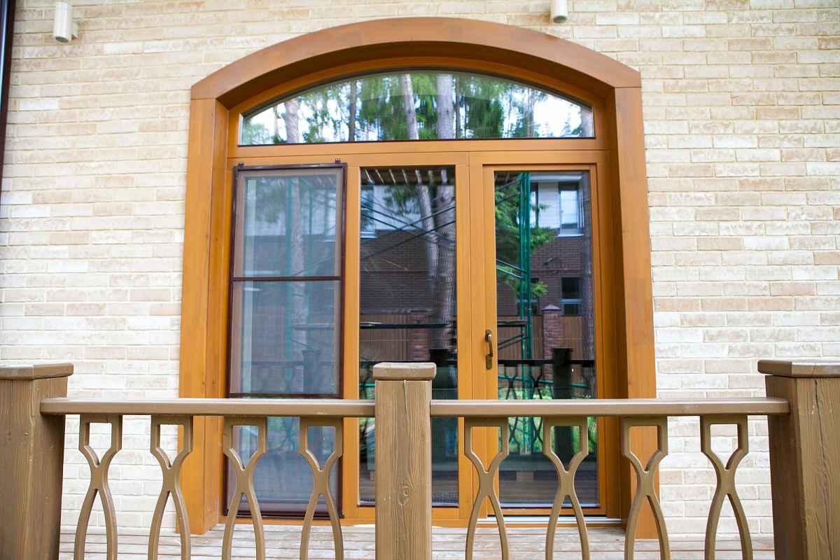 Евро окна и входные двери из цельно ламельной лиственницы. Фото 3