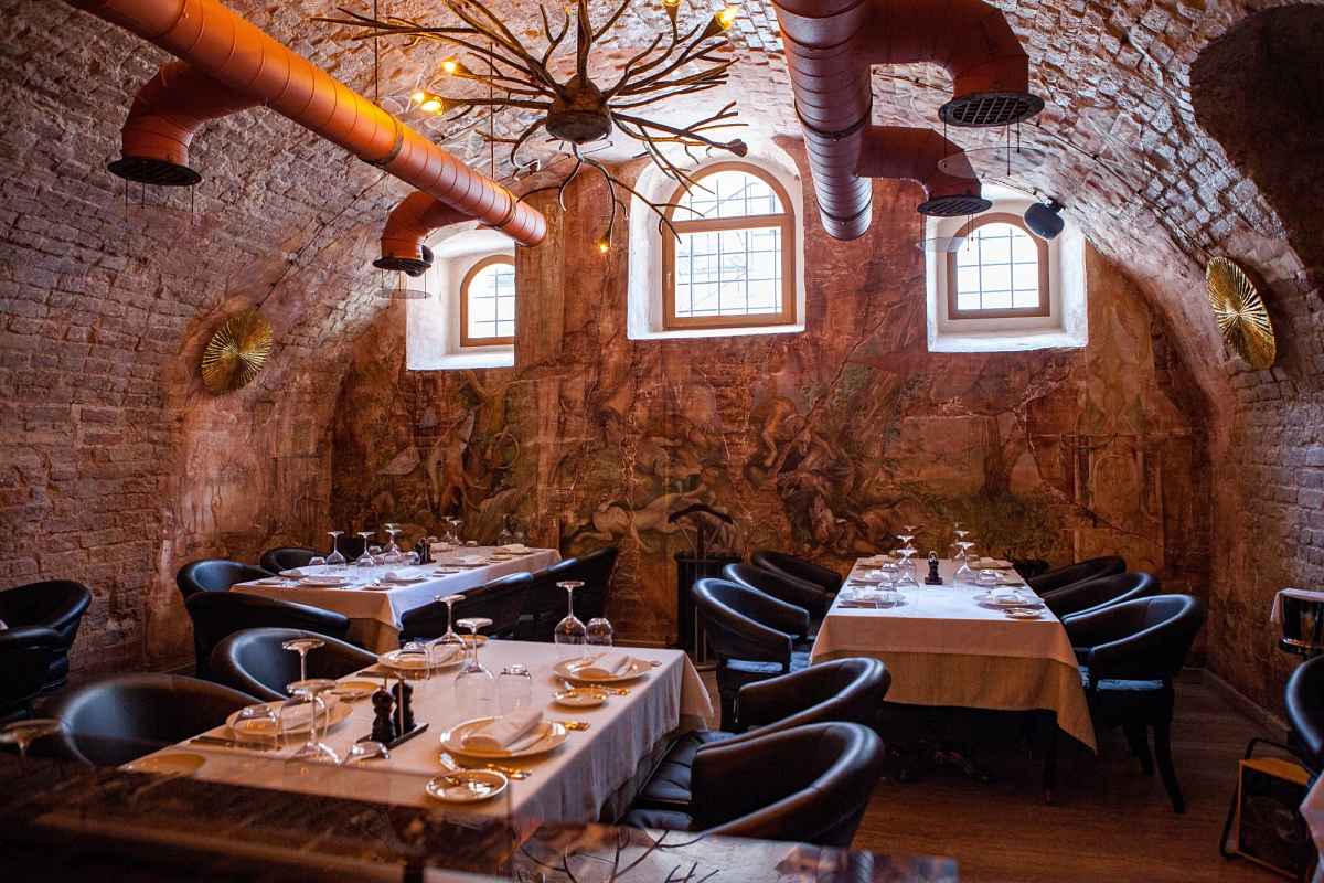 Деревянные окна в ресторане в Москве. Фото 4