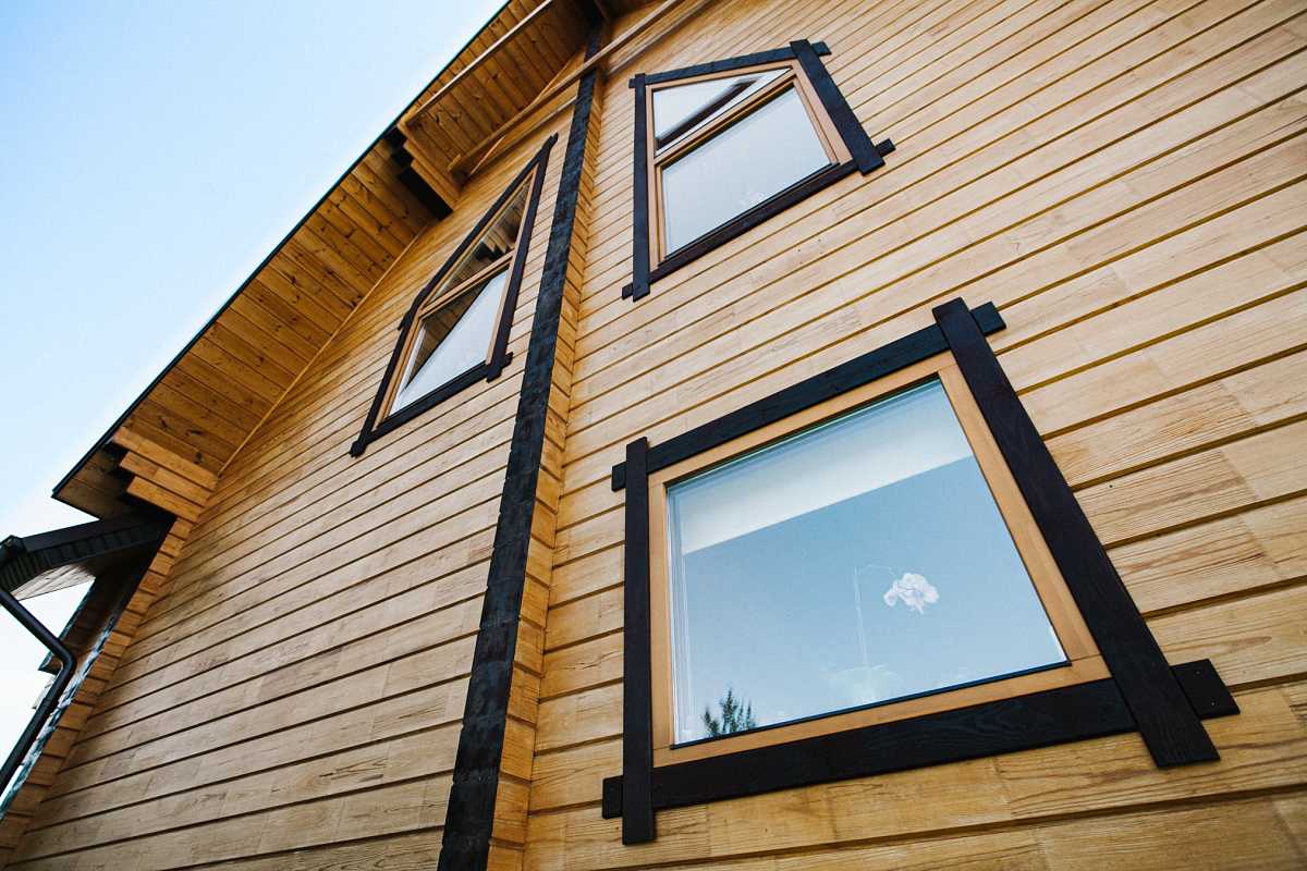 Остекленный загородный дом окнами из сосны. Фото 1