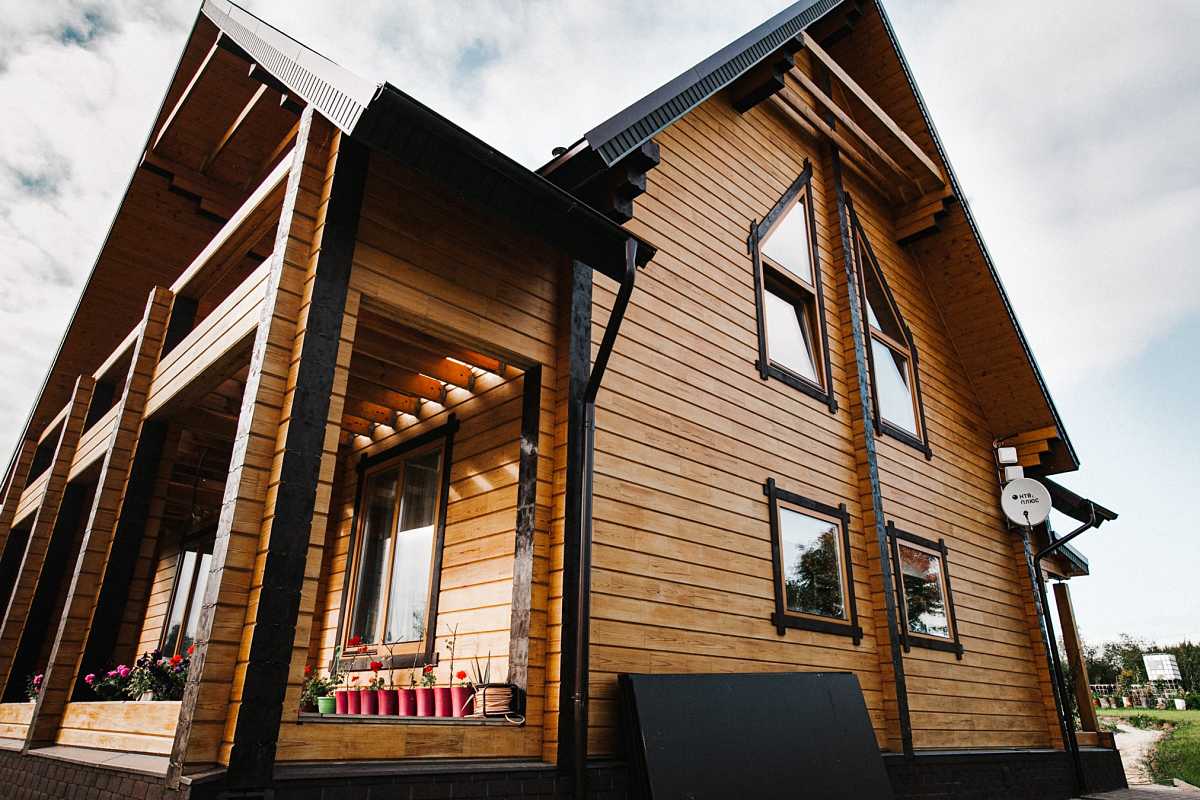 Остекленный загородный дом окнами из сосны. Фото 6