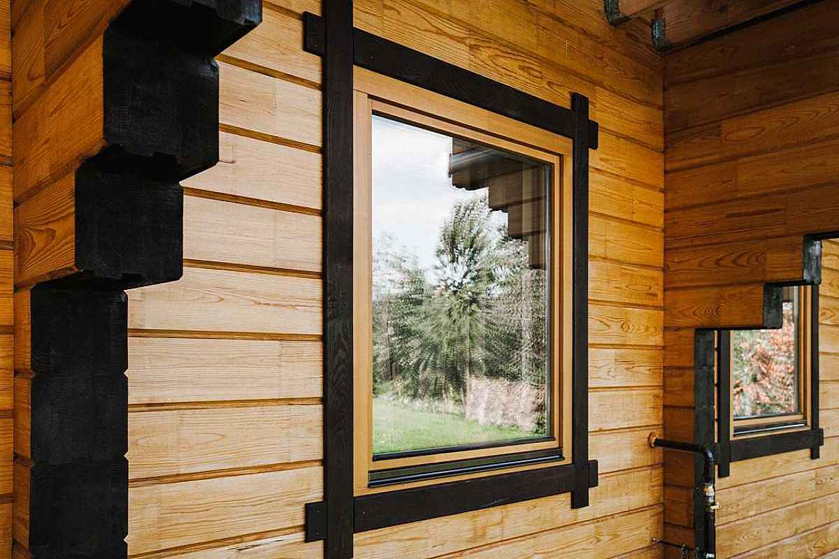 Остекленный загородный дом окнами из сосны. Фото 2