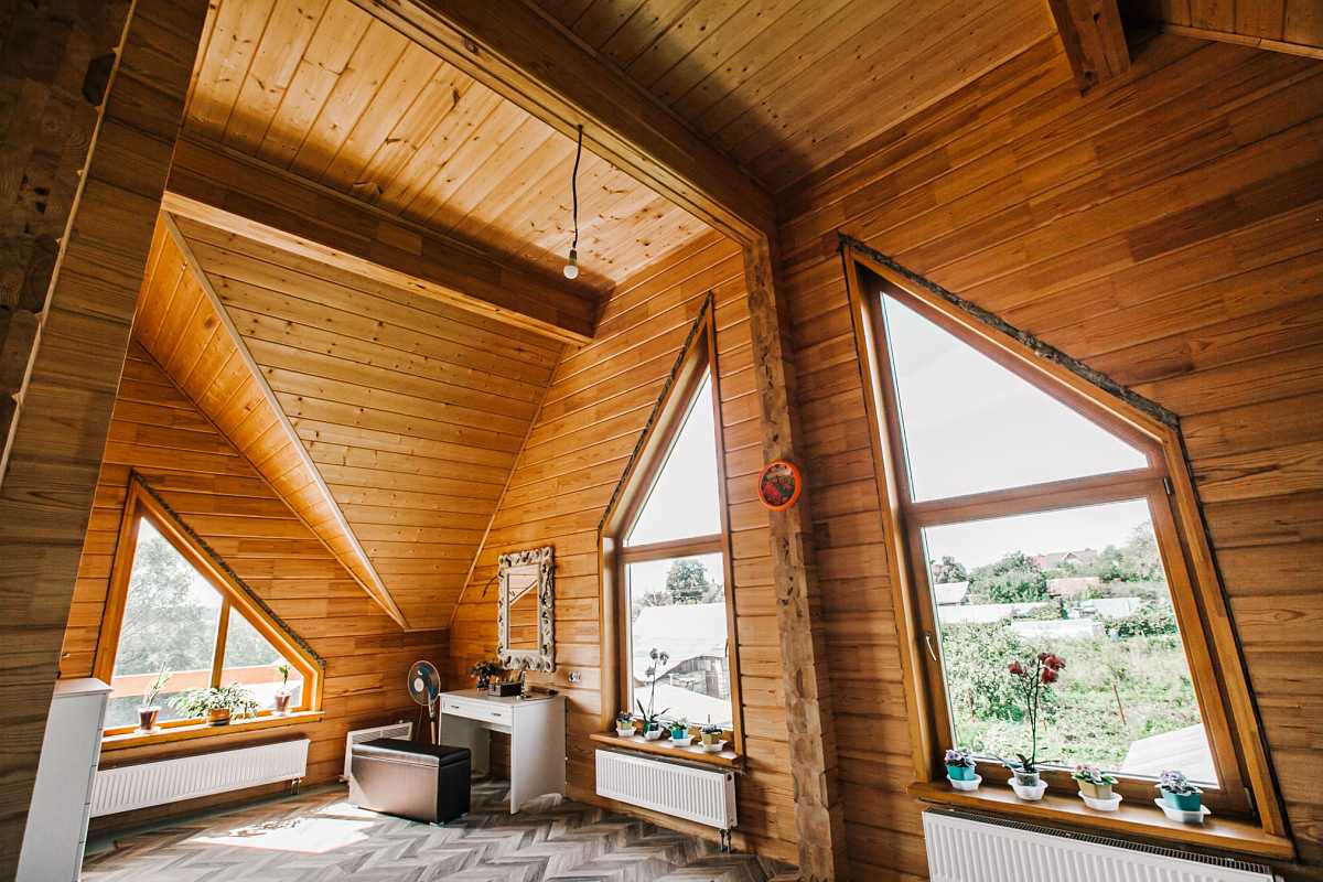 Остекленный загородный дом окнами из сосны. Фото 3