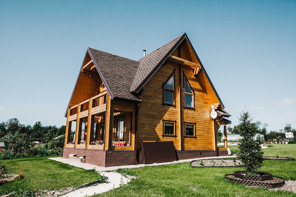 Остекленный загородный дом окнами из сосны. Фото 4