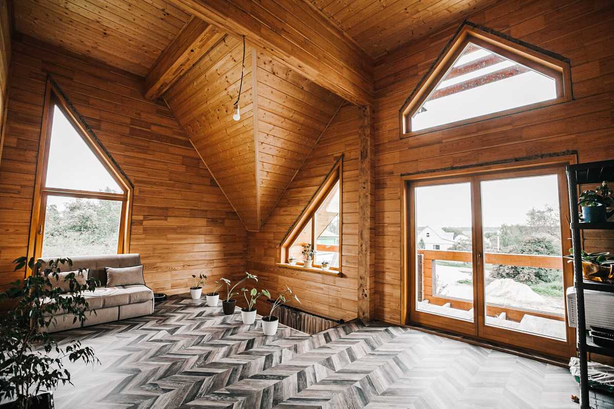 Остекленный загородный дом окнами из сосны. Фото 5