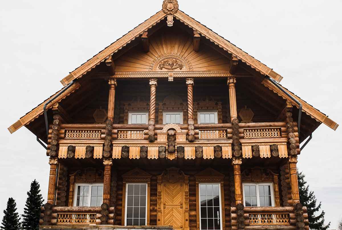 Остекление загородного дома окнами из дуба. Фото 1