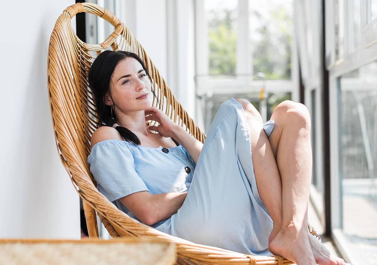 Девушка отдыхает в кресле Девушка отдыхает в кресле