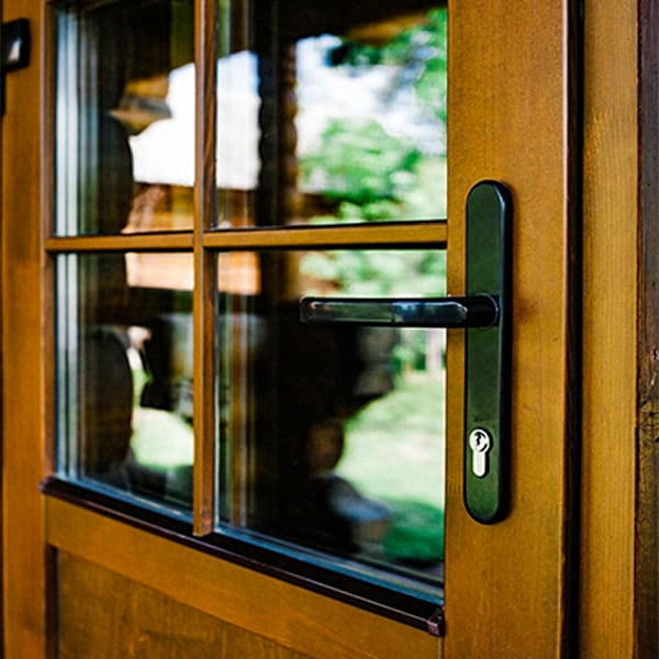 Входные двери из натурального дерева